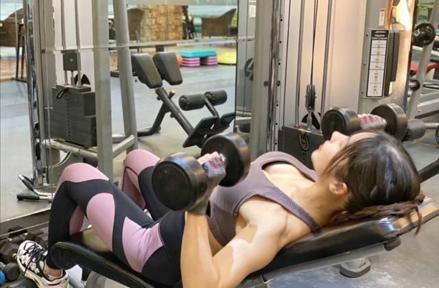 杠铃|锻炼胸部肌肉，需要多变的训练动作，多方面刺激胸部肌肉