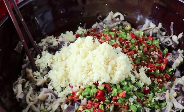 晾干|教你在家腌茄子,一次买10斤茄子腌制起来,放一年不怕坏