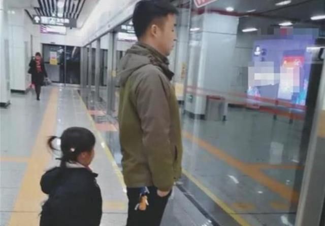 父母|3岁男孩火车上喊饿,宝爸超素质行为让乘客夸赞这才是高级炫富