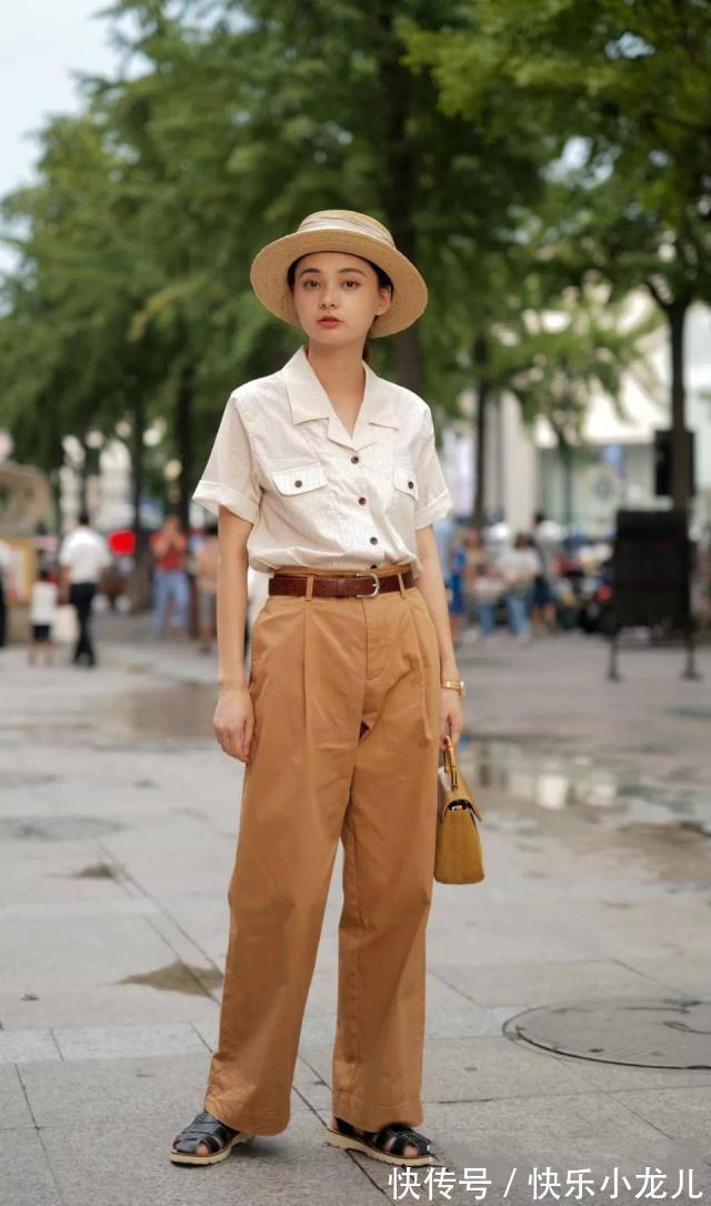 干练 运动打底裤穿着轻松舒适,休闲的白色上衣,轻盈柔美的感觉