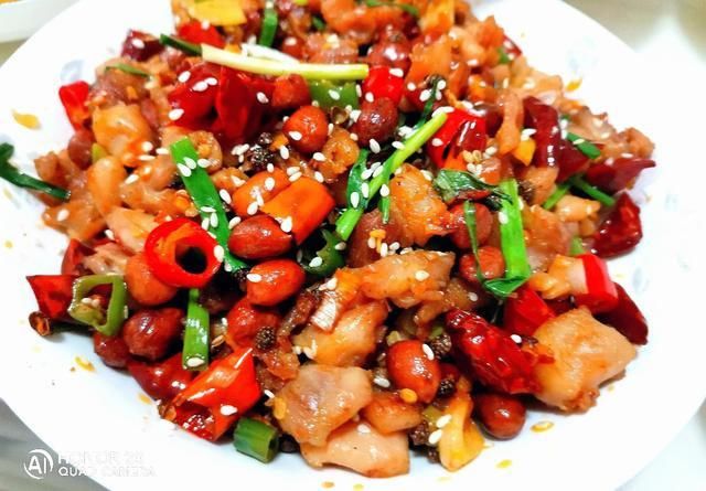 辣子鸡|鸡腿肉这样做，外酥里嫩，香辣过瘾，一大盘都不够吃
