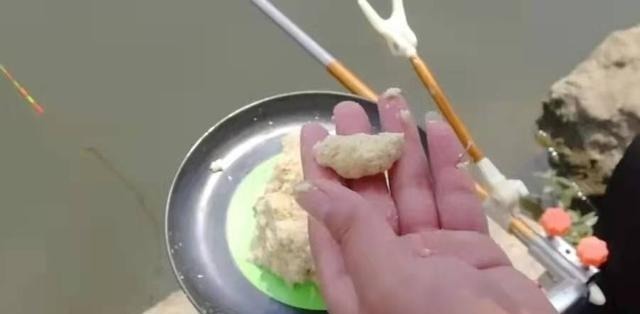 钓点处“冒泡”，就是不见有鱼吃钩？按我说的做，每次扬竿都有鱼