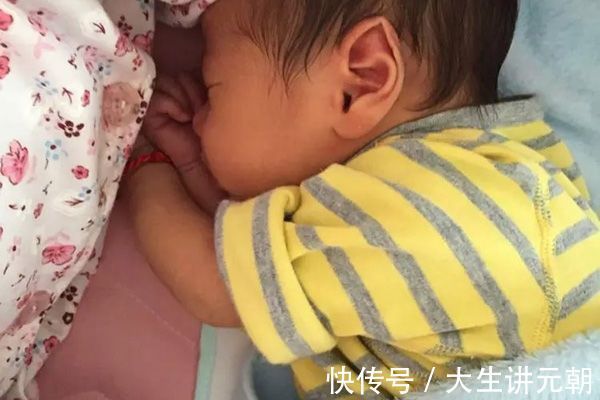 同龄人|为什么孩子总是比同龄人矮？不一定是发育晚，对比身高标准表看看