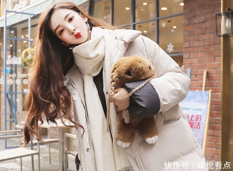 强调一遍:羽绒服别配阔腿裤!这才是女人的正确穿法,优雅又时髦