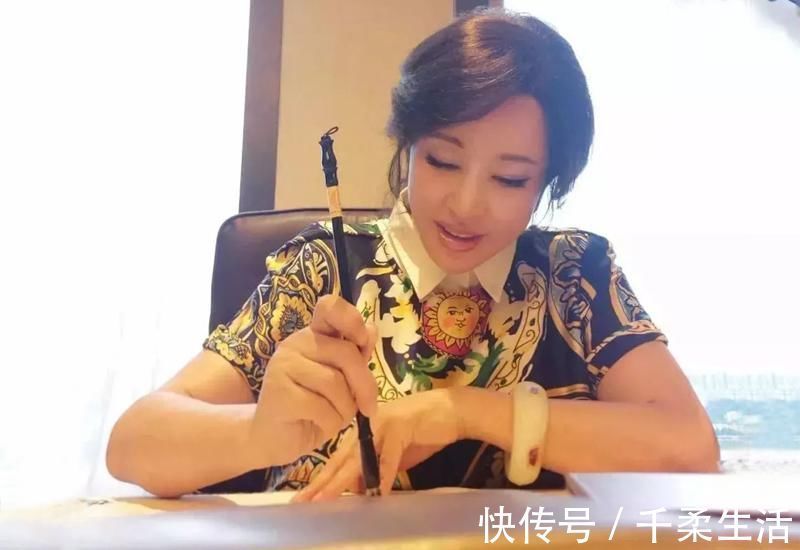 苦练|刘晓庆拜师书协大师,苦练书法3年,如今写得怎样