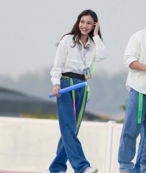 杨颖“跑男路透”被疯传，大胆尝试“柱子裤”，这五五分身材是认真的？