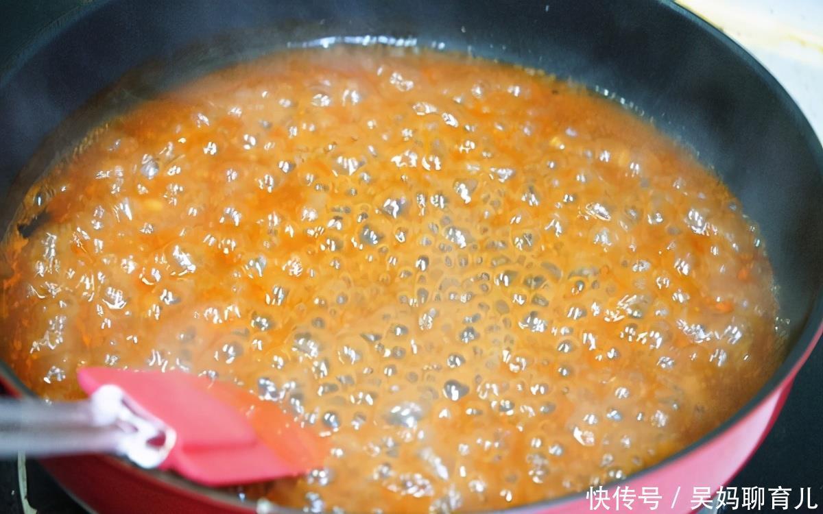 豆腐别总炖了,做成豆腐饼,酸甜软嫩,刚上桌分分钟就吃光了