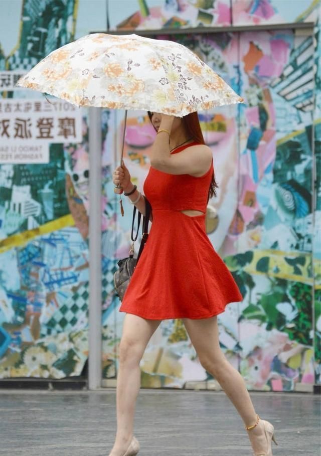 小姐姐中袖针织衫搭配蓝色牛仔裤，婉约不失时尚