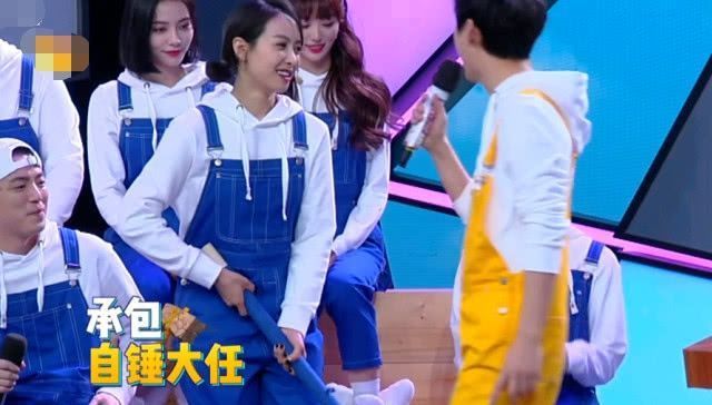 宋茜需要抡大锤,有谁注意蔡徐坤下意识做了啥难怪他女粉那么多