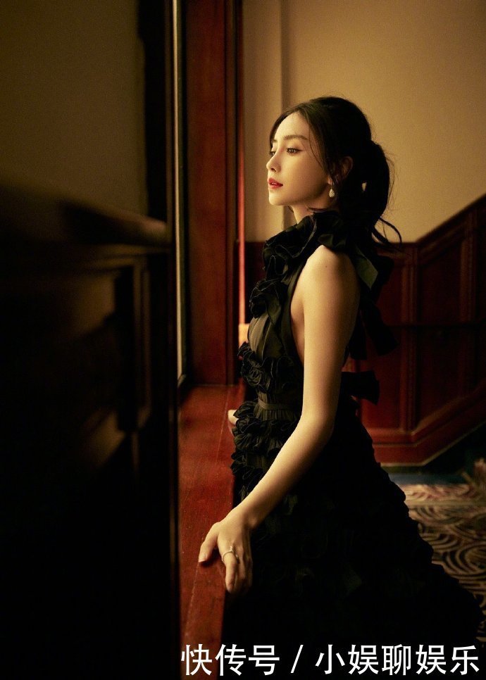 Angelababy一袭波边礼服卷发红唇高贵优雅，后背丝带的设计更显得神秘又性感
