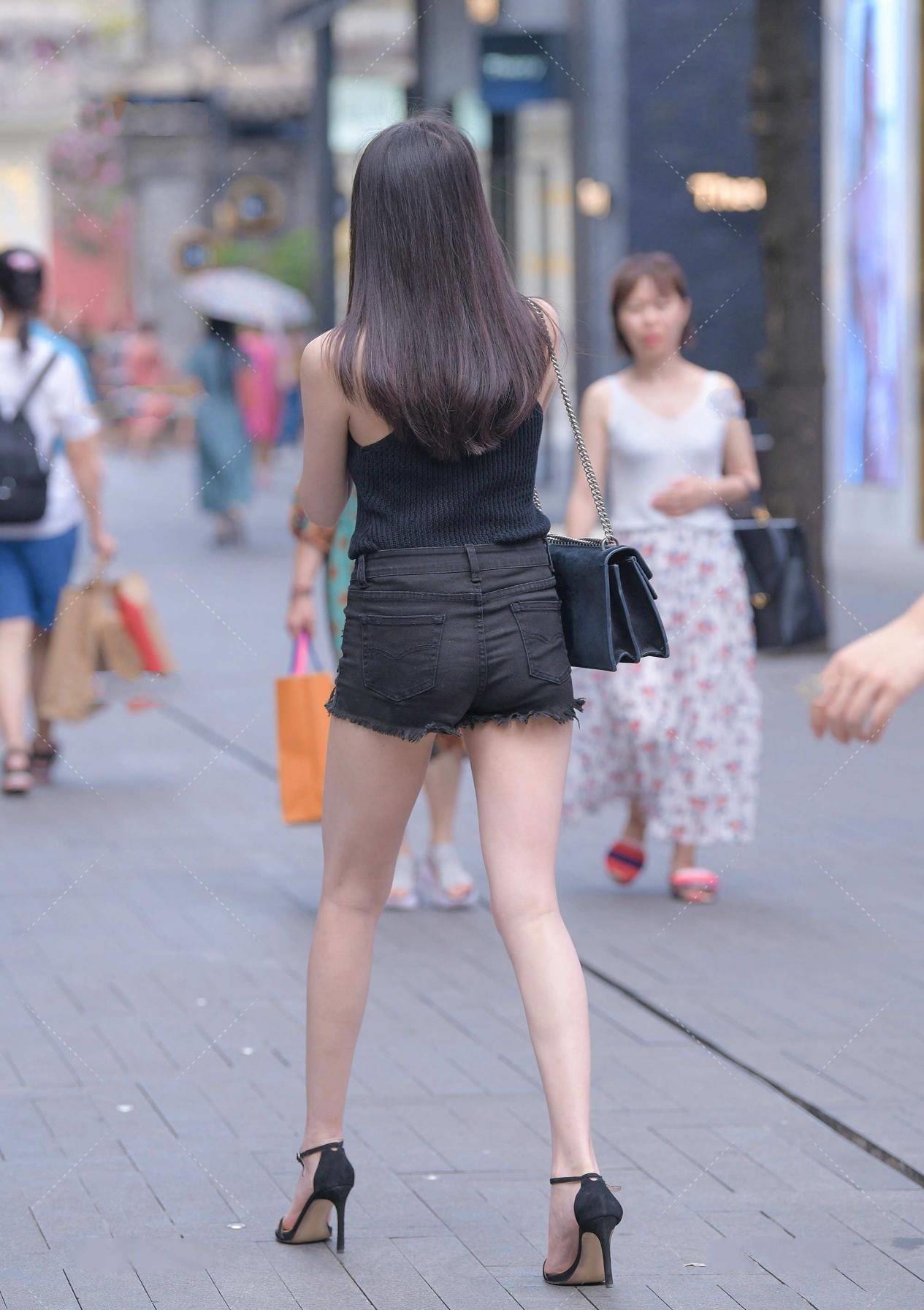 小编|短款背心如何搭配，更显时髦洋气？小编分享给你不易出错的搭配