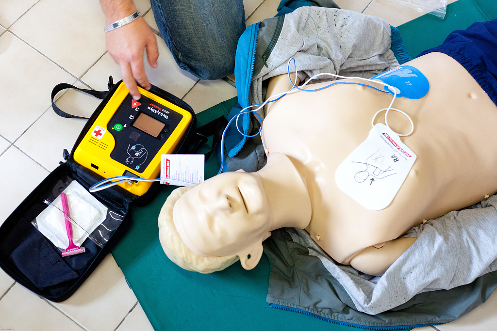 不治|心跳骤停要立即放血急救儿子看微信给68岁父亲放血,不治身亡