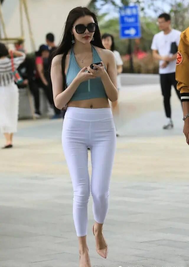 套路|牛仔裤有了“新套路”,时髦又显白,年轻女孩争着穿