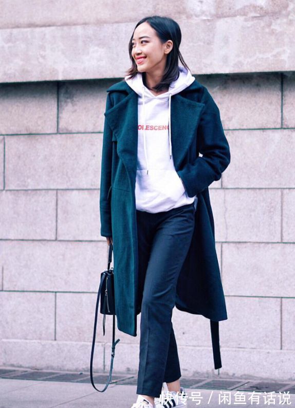 卫衣 40岁女人入冬衣服别买多,备好4件基础款就够,配大衣羽绒服都美