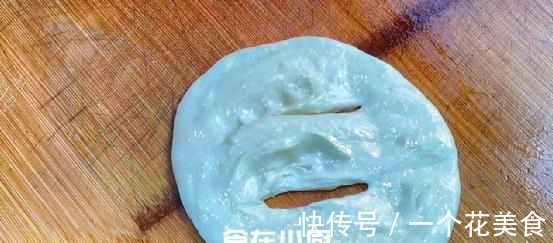 早餐别总出去吃了,教你10分钟做油饼,不揉面不擀面,比油条好吃!