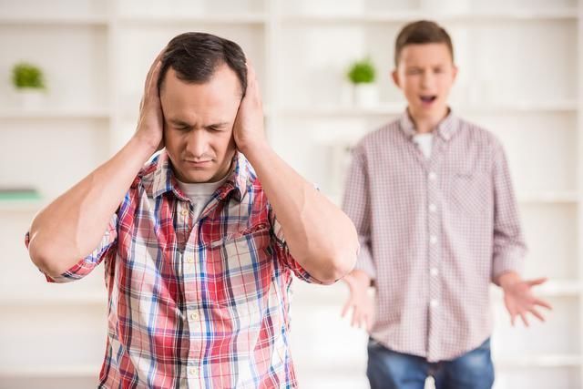 攀比|爸爸用“神器”给儿子剪发,儿子一脸“生无可恋”,网友:亲爸!