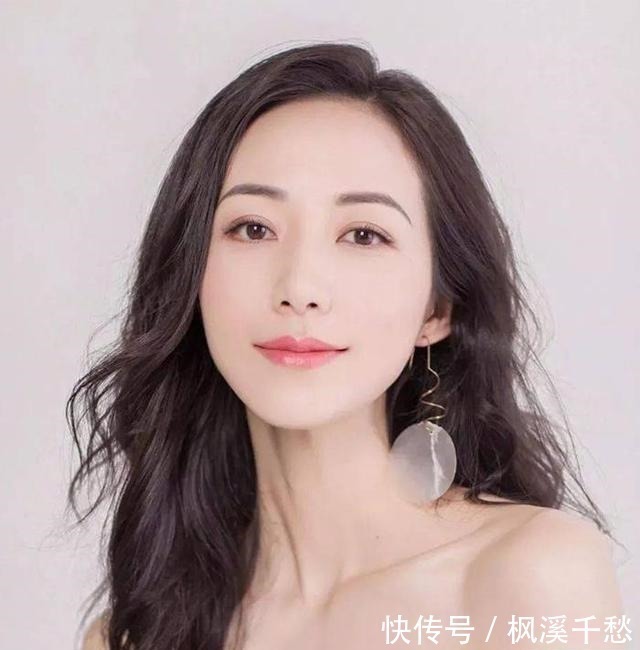 小姐姐 奔五女人快放弃“黑长直”吧！这4款发型更适合你，减龄还显气质！