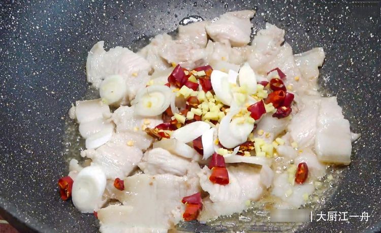 炒白菜时，直接下锅是大错！教你正确做法，白菜爽脆不出水