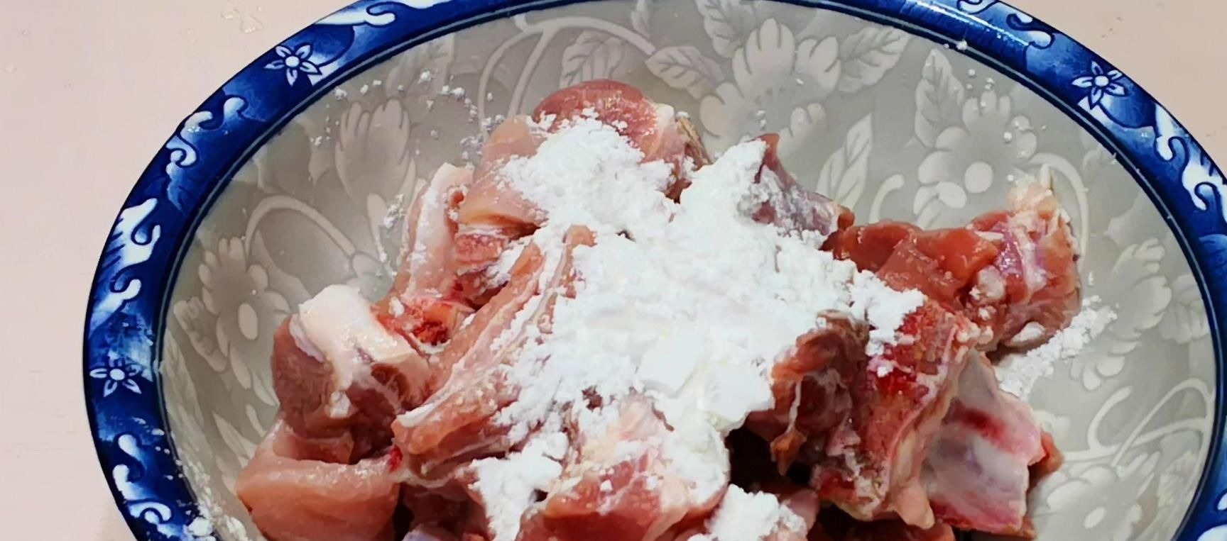 洗排骨时，只用清水洗就错了，教你正确做法，不腥不柴浮沫都少