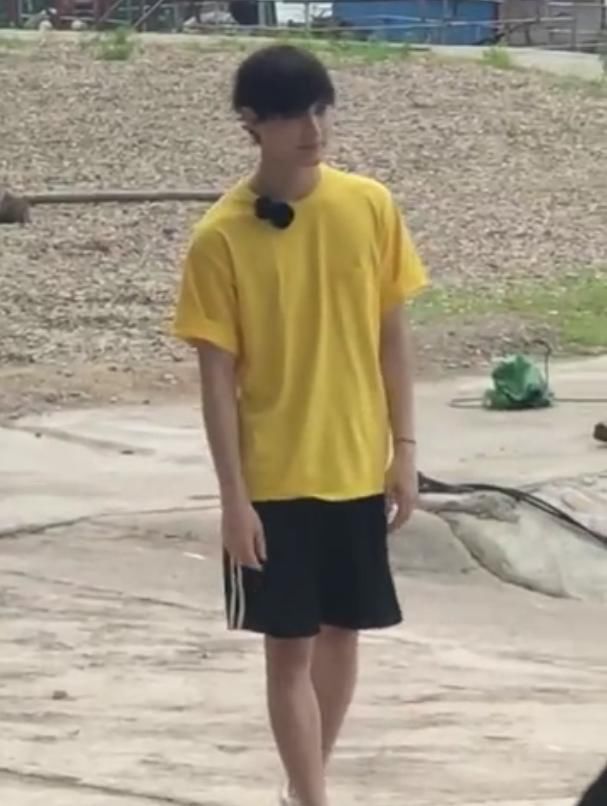 快本|利路修《快本》路透曝光，熟悉的羞澀笑容，一如既往特立獨(dú)行