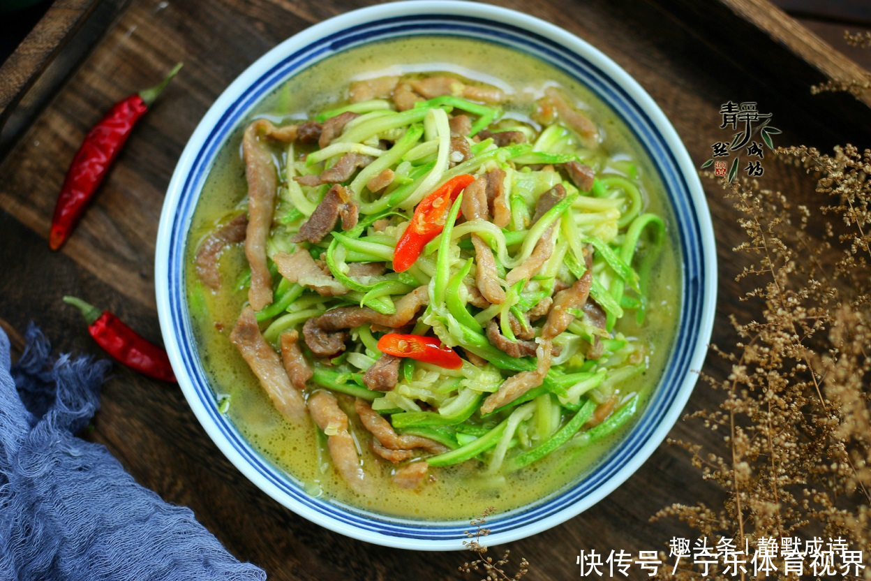 吃法|别只会做糊塌子了,西葫芦换个吃法,几分钟上桌,分分钟光盘