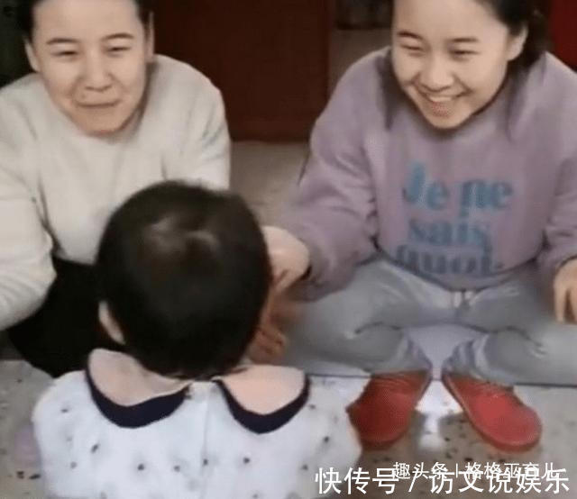 两人|小姨与妈妈是双胞胎,两人同时要抱女儿时,女儿的反应让人笑喷了