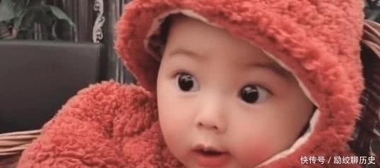 宝爸|舅舅边搓麻将边带娃,宝宝蹲在背篓里加油打气,小表情太可爱