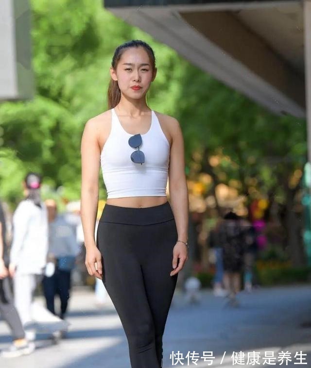 脚后跟 黑色打底裤搭配时尚花色上衣,一定要的修身穿搭,凸显出来身材!