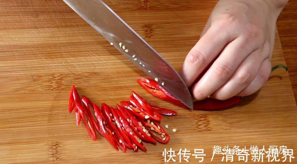 开胃|四季豆别只会清炒着吃，试试加点猪肉和辣椒一起炒，开胃又下饭