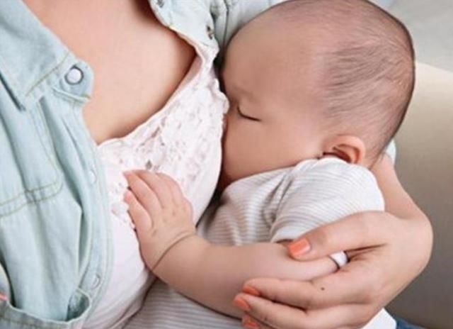 喂奶|宝宝喝完奶后“很乖”,奶奶却看出不对劲,及时出手救了孩子一命