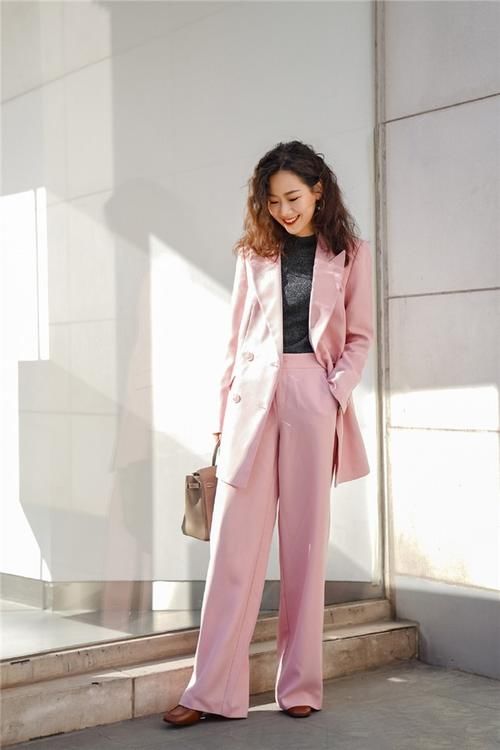 今春火了一种“小西装”，搭配裙子或者裤子都好看，又洋气又时髦