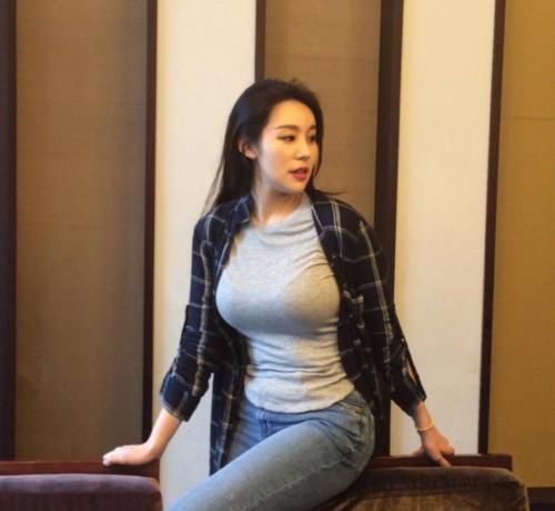 身材|42岁的“冻龄美女”,俘获小14岁的男友,紧致身材让人羡慕不已