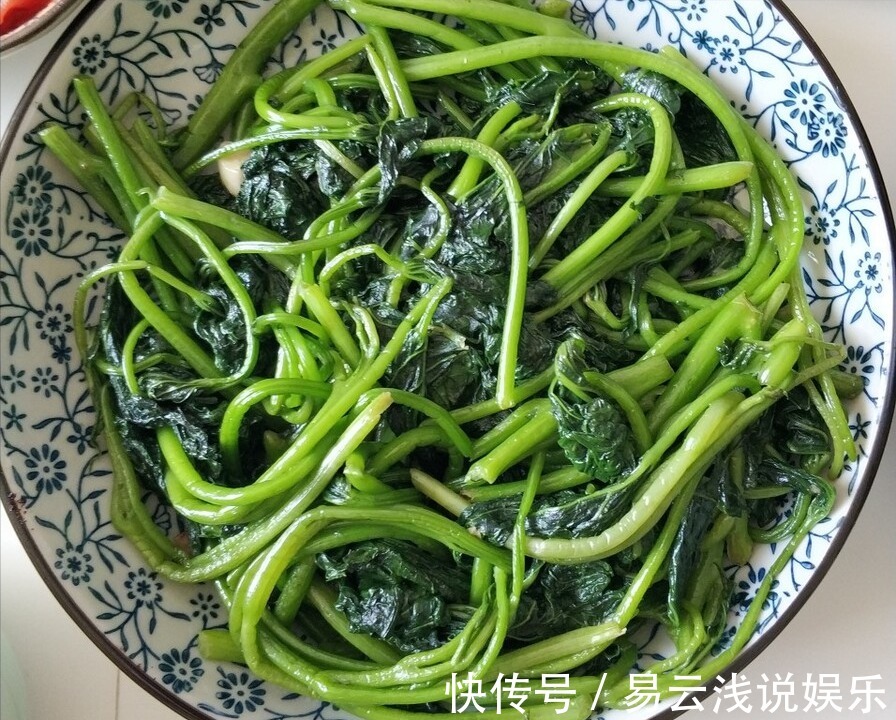 红薯|炒红薯叶，不能直接下锅炒，教你一招，红薯叶香嫩爽口，不发黑
