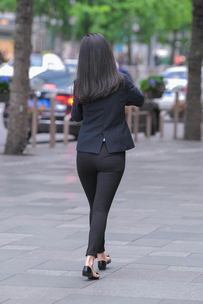 小西装搭配衬衫,九分裤子的平整细节,职场白