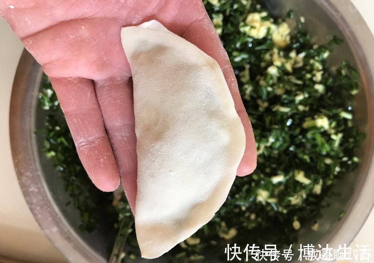 调味料|爱吃韭菜盒子的看过来,学会这个做法就够了,个个薄皮大馅真美味
