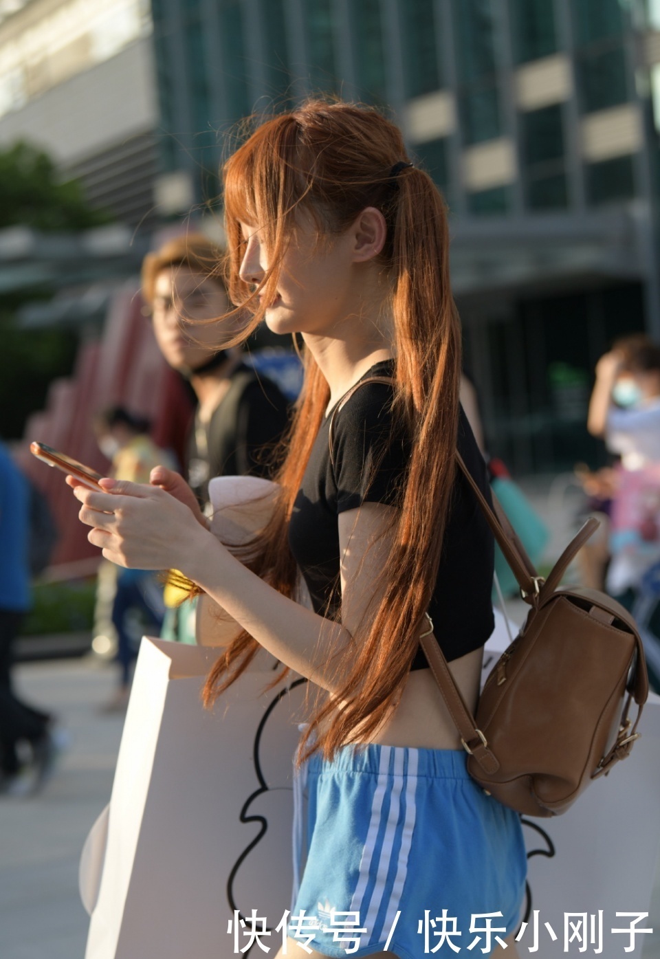 运动裤|小个子的时尚穿搭,双马尾搭配运动裤,轻松秀出“青春感”!