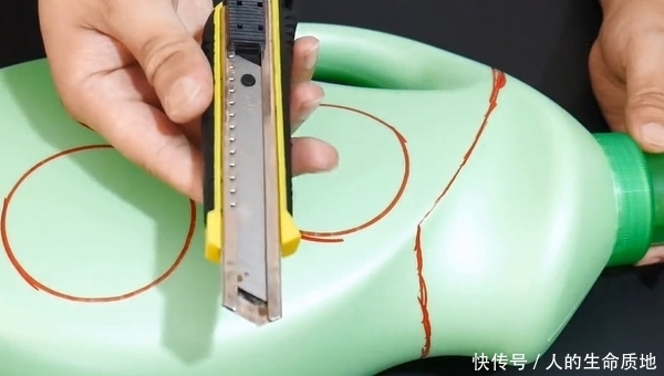 洗衣液瓶别当废品卖了,中间切3个圆,放在卫生间,全家人抢着用