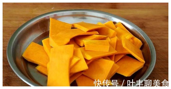 红糖|夏天要多吃南瓜，别做南瓜饼，教你1个新吃法，比吃肉还解馋