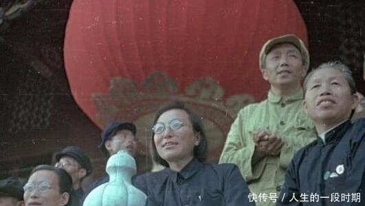 中国女性|1949开国大典天安门城楼上出现“女性”，个个朴素简单但不平凡