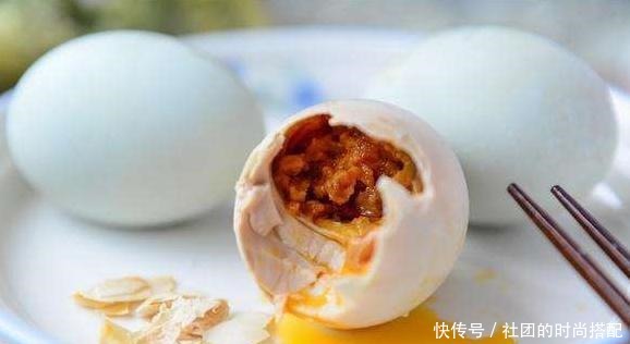 保存咸鸭蛋，不能直接放冰箱，学会这一招，放一年都没问题