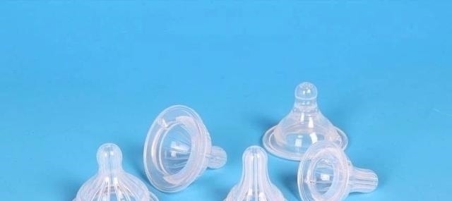 男孩|洗澡鸭险致男孩双目失明,这类网红玩具一定要经常更换,父母注意