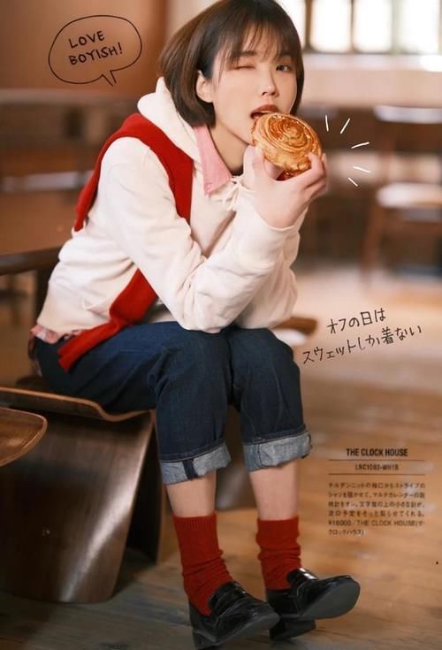 今年春天，卫衣叠穿不再流行，外搭“小披肩”才是正确打开方式