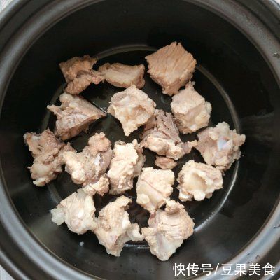 唇齿|排骨玉米菌菇汤一口下肚，唇齿留香