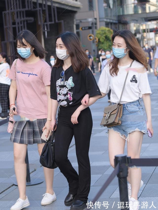 直筒裤 学生气十足的纯黑色套装穿搭，端庄可爱，简约时尚！