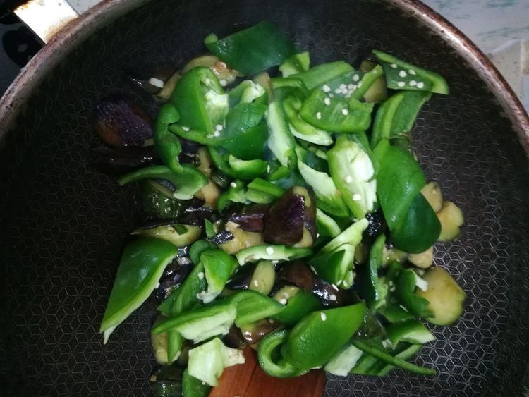 美味好吃的家常茄子，炒一炒就出锅，方法简单，超下饭