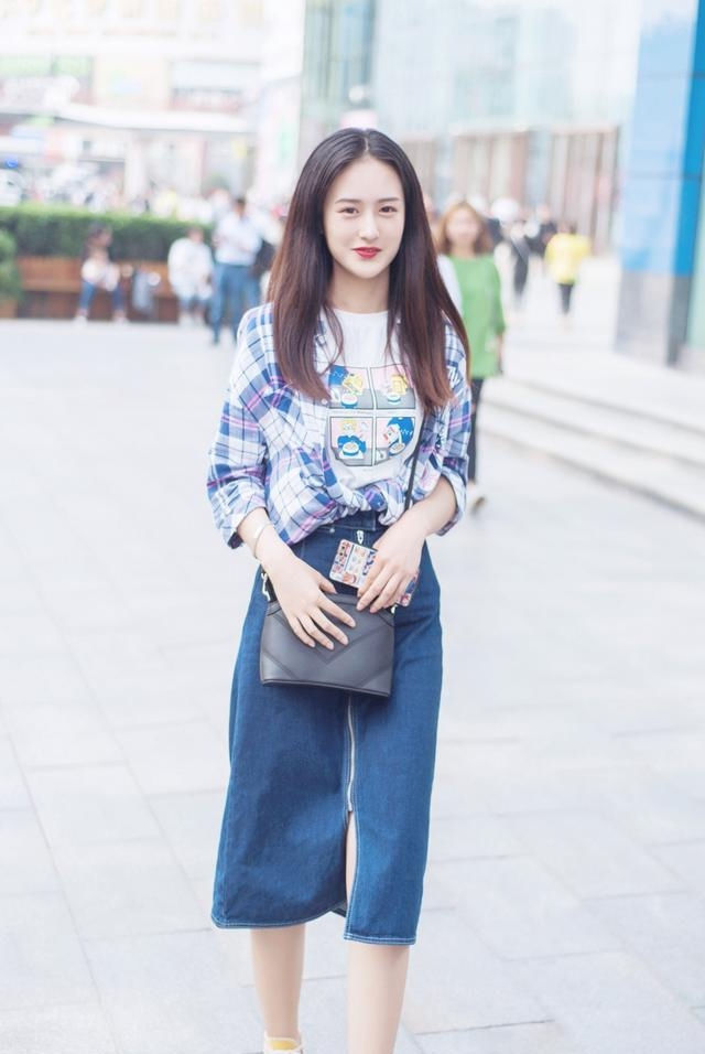 路人街拍,靓女黑色T恤搭配白色裤子,衬托好身材