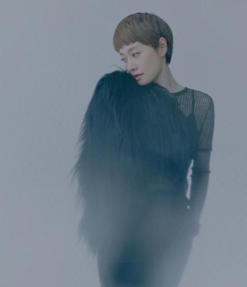 马伊琍终于换风格，穿灰色皮草混搭卫衣，时髦减龄又不失高级