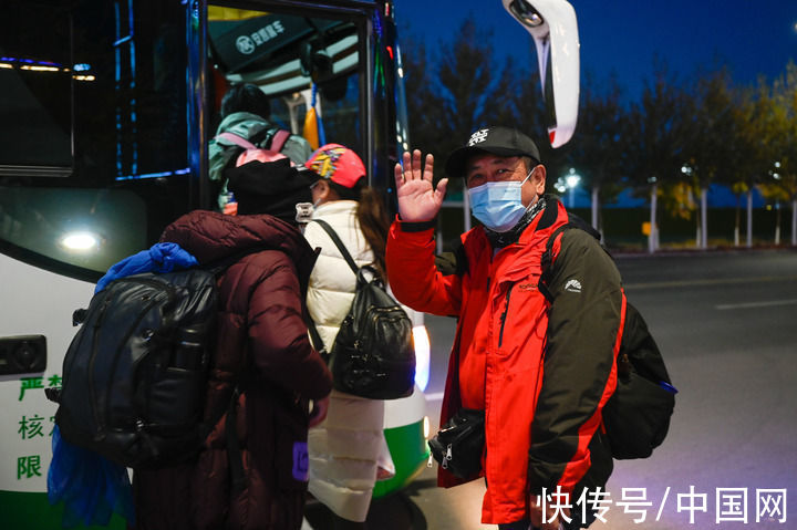 内蒙古|明年再来！内蒙古额济纳旗首批滞留游客平安返程