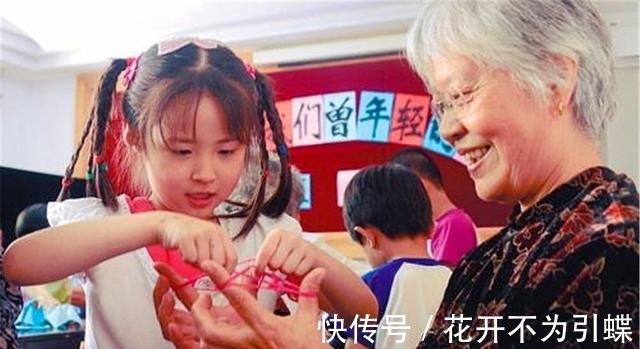 老人|"老伴快关门!"四胞胎来爷爷家蹭饭,爷爷假装关门,逗乐家人