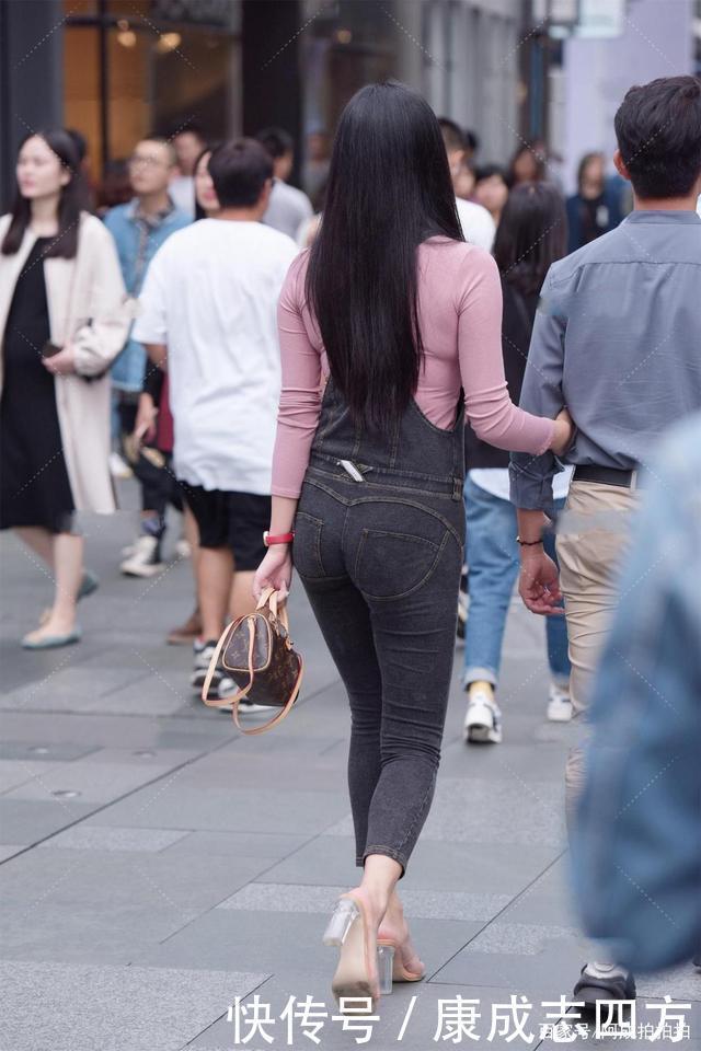 复古古着|皮粉色修身长袖打底,外搭黑色修身牛仔背带裤,清爽时尚